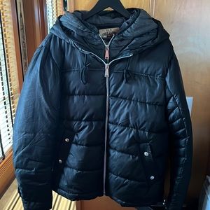 Lightweight puffy jacket with hood by Seduka.